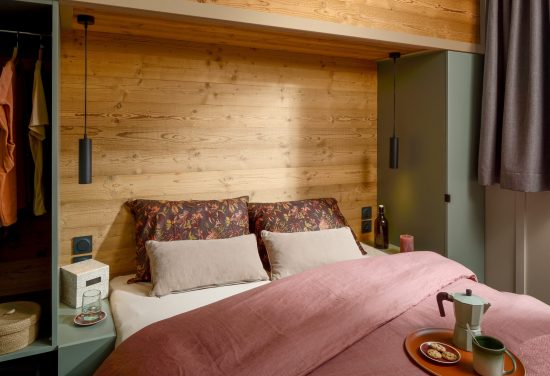Vue de profil du lit adultes avec entourage couleurs chêne et eucalyptus.