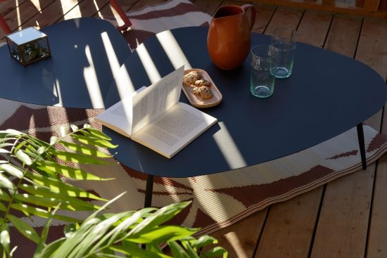 Table Basse sur terrasse avec livre qui prend le vent. Instant de vie.